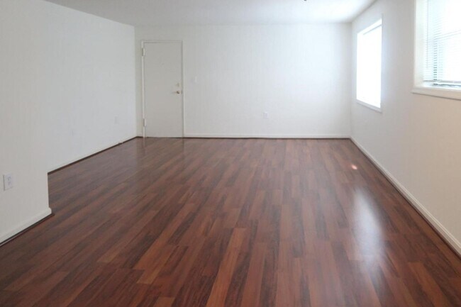 Foto del edificio - Modern Three Bedroom Condo! Minutes to Congress Heights Metro!