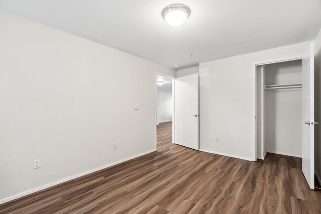 2 Bed 1 Bath Deluxe - 920 Sq Ft - Kensington Gate Apartments