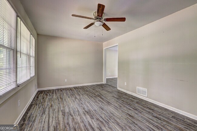 Foto del edificio - 2069 Hillcrest Dr