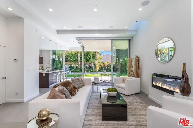 Foto del edificio - 8932 Dorrington Ave