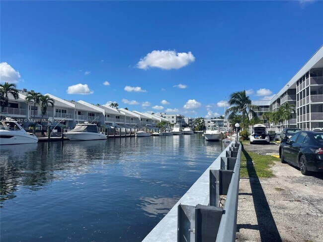 Foto del edificio - 3750 NE 169th St