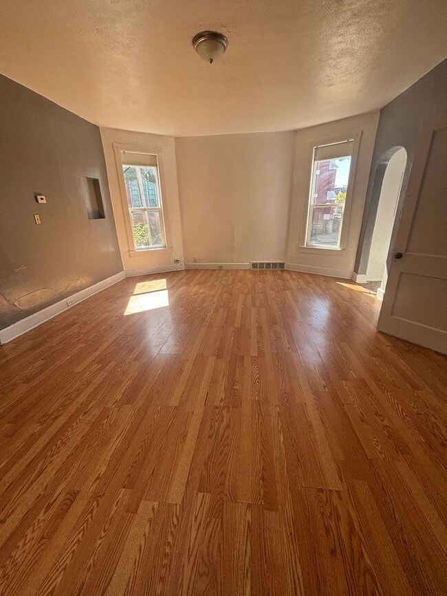 Foto del edificio - 3257 W 43rd St
