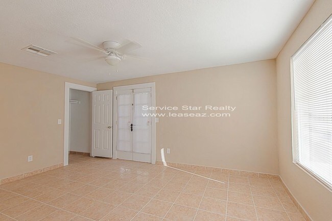 Building Photo - 1338 E Dunlap Ave
