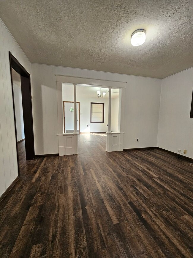 Building Photo - (3) Bed/(1) Bath in Purcell Avail NOWl!