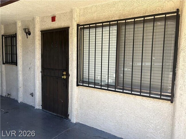 Building Photo - 2080 E Karen Ave