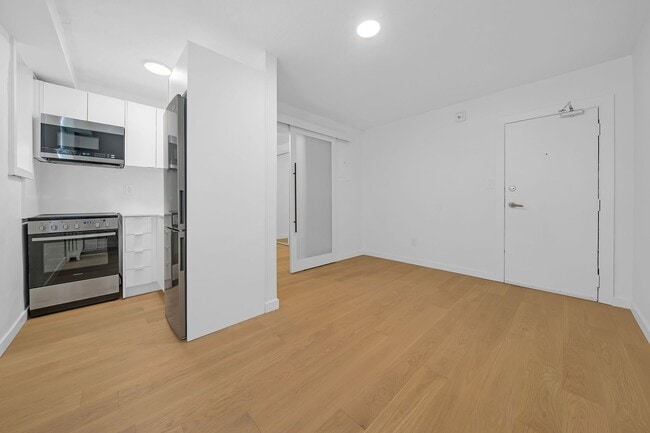 Building Photo - 26 Balmoral Ave