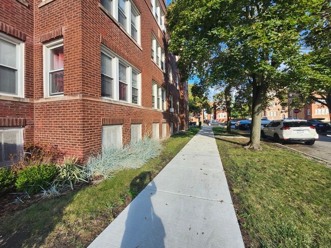 Building Photo - 416 E 110th St