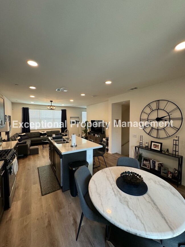 Building Photo - 3 bed 3 bath Home
