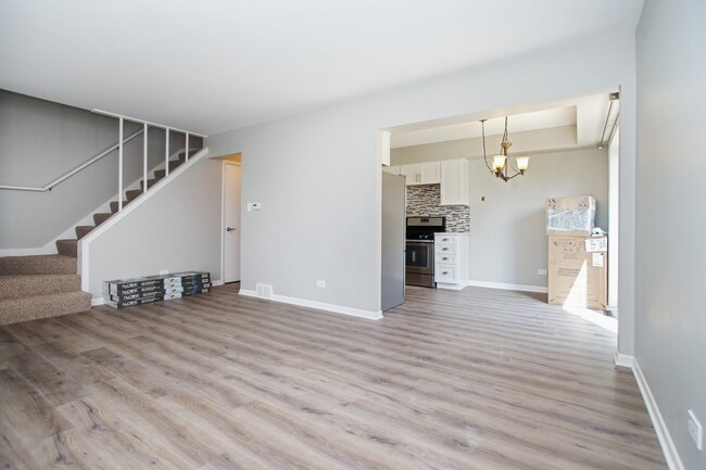 Building Photo - 1360 W Byron Ave