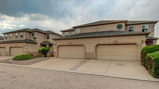 Foto del edificio - Updated Townhome Near Fort Carson with Unm...