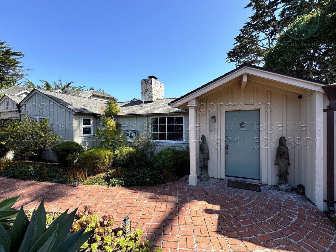 Foto principal - 3 Bed / 2 Bath Charming Carmel Point Home