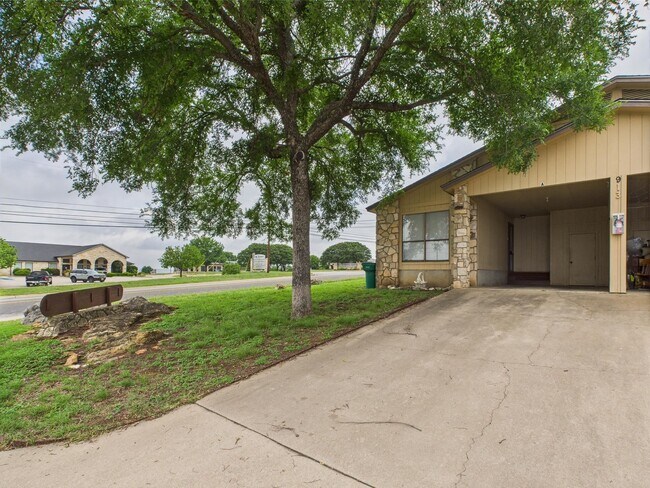 Foto del edificio - 913 Mayfield Dr