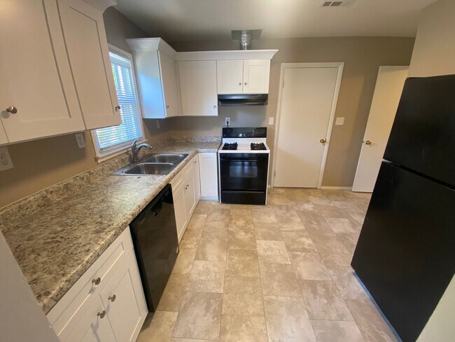 Foto del edificio - 3 Bedroom, 1.5 Bathroom House in Winston-S...