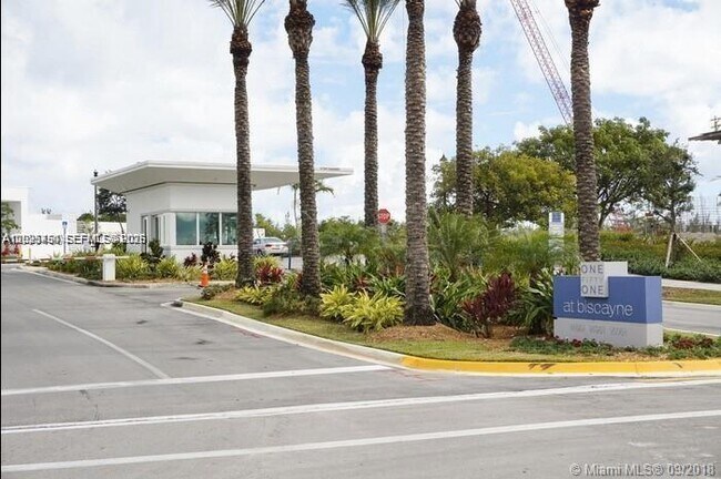 Foto del edificio - 14951 Royal Oaks Ln