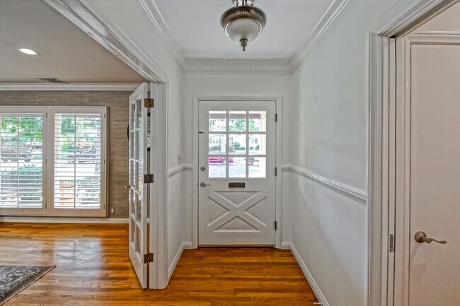 Foto del edificio - BEAUTIFULLY REMODELED, 3BR2BA MODERN RANCH...