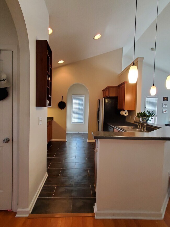 Foto del edificio - 1639 N College Ave