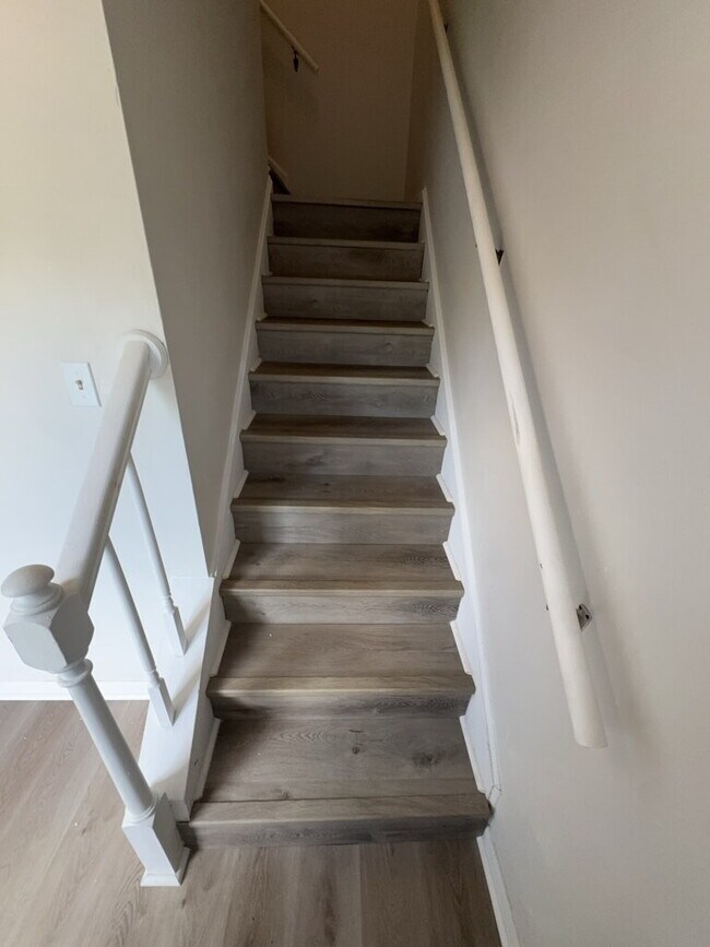 Building Photo - Charming 3 Bedroom Town House-116 Palace Cir.