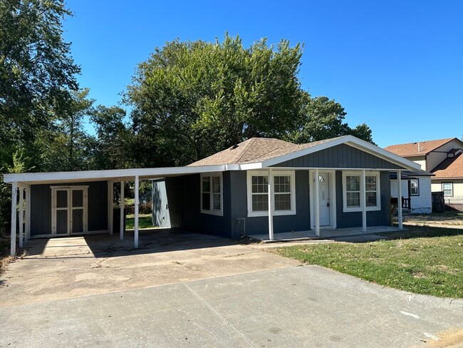 Building Photo - 2 Bed home near down town Tulsa