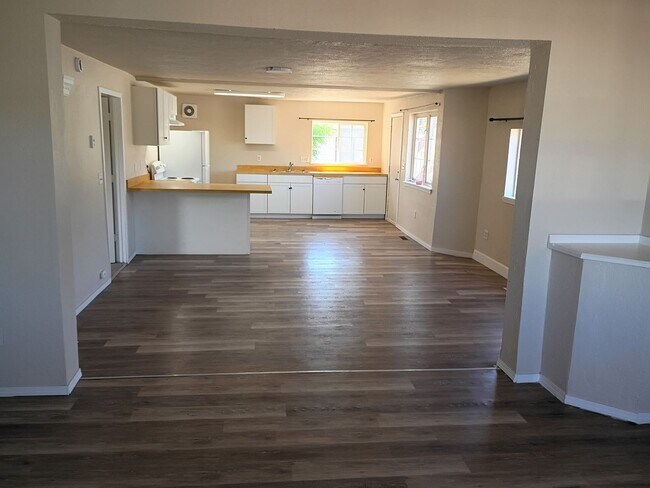 Foto del edificio - NE Spokane 2 bedroom apartment (Fresh paint and flooring)