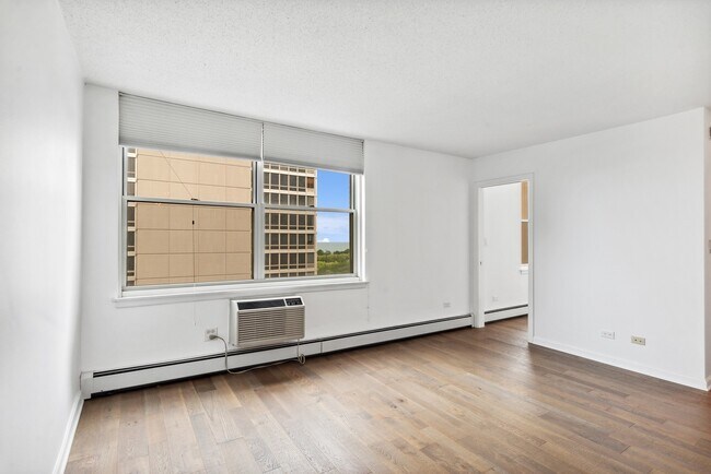 Building Photo - 3033 N Sheridan Rd