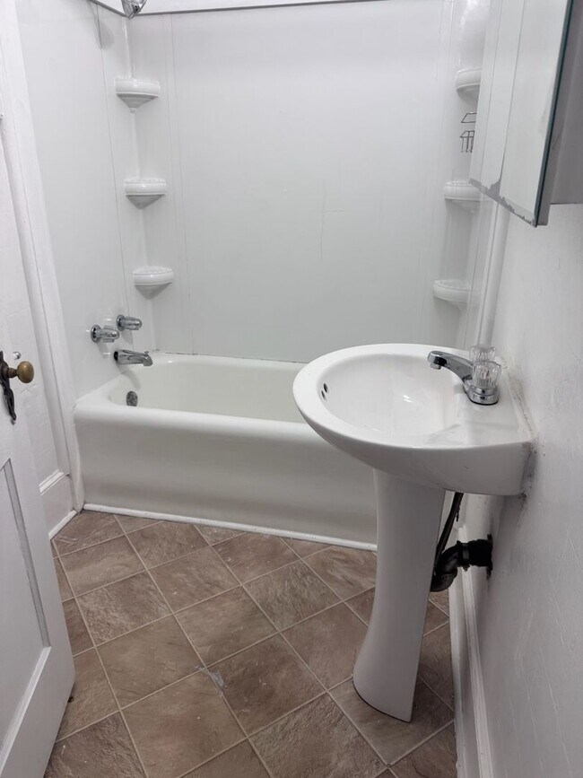 Foto del edificio - 4 bedroom, 3 bath house for rent in the grid