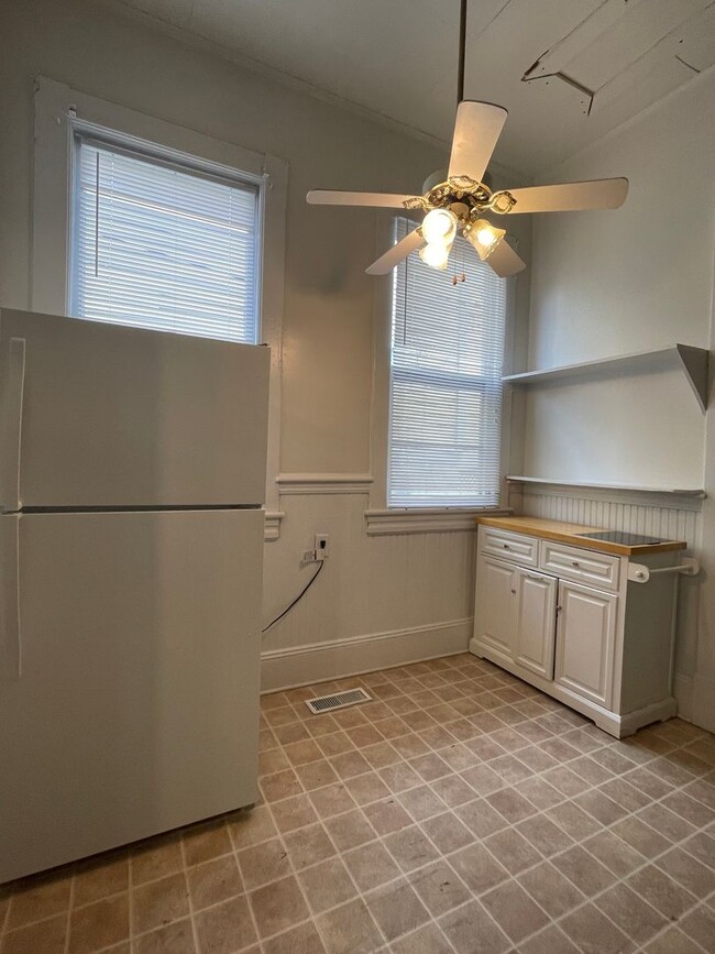 Building Photo - Spacious One Bedroom Apartment in Downtown...