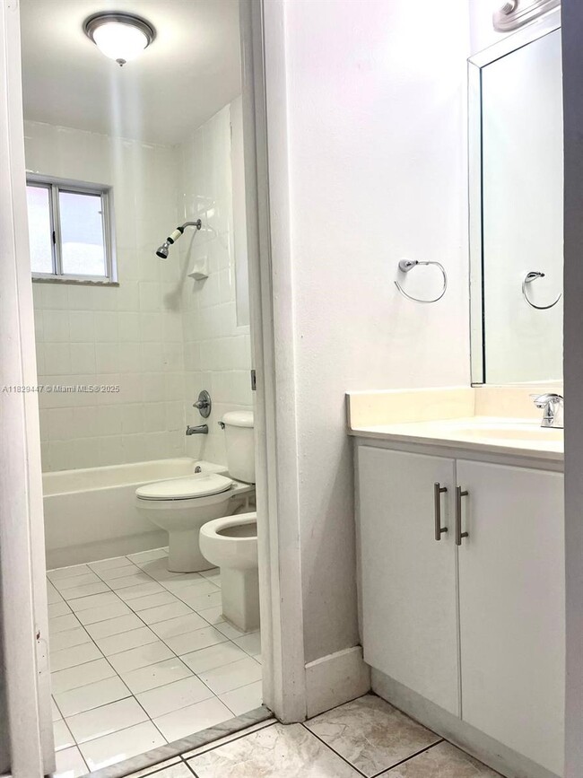 Building Photo - 3264 W 70th St