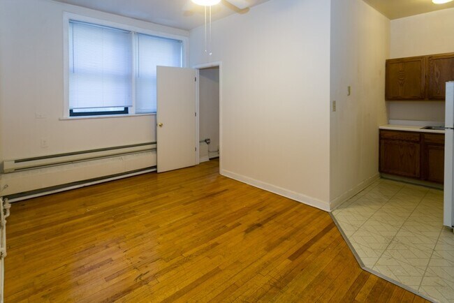 Building Photo - 1047 W George St
