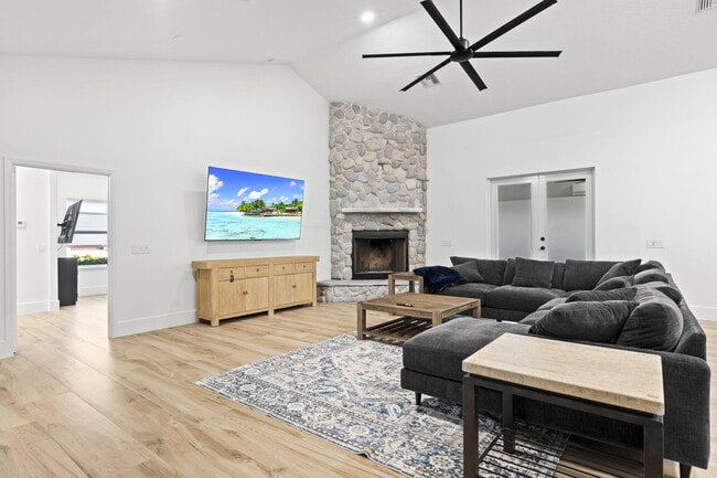 Foto del edificio - 8135 White Fences Ln