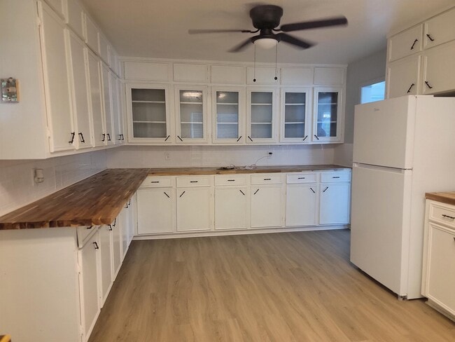 Building Photo - 1806 1st Terrace