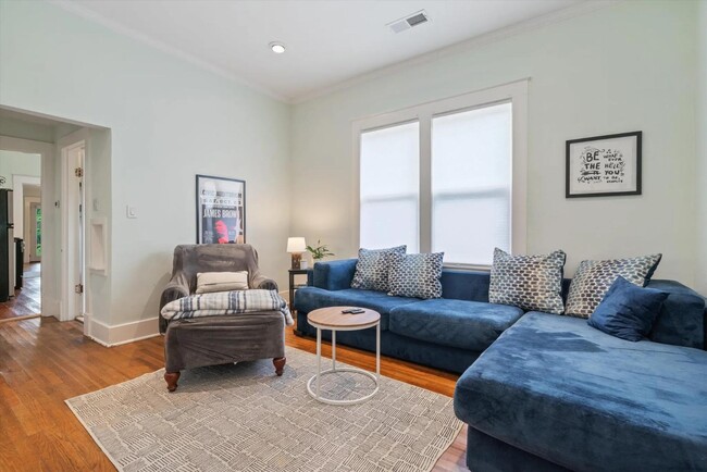 Building Photo - 2030 Young Ave