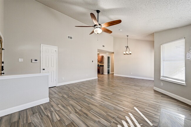 Foto del edificio - 14027 Blue Falls Dr