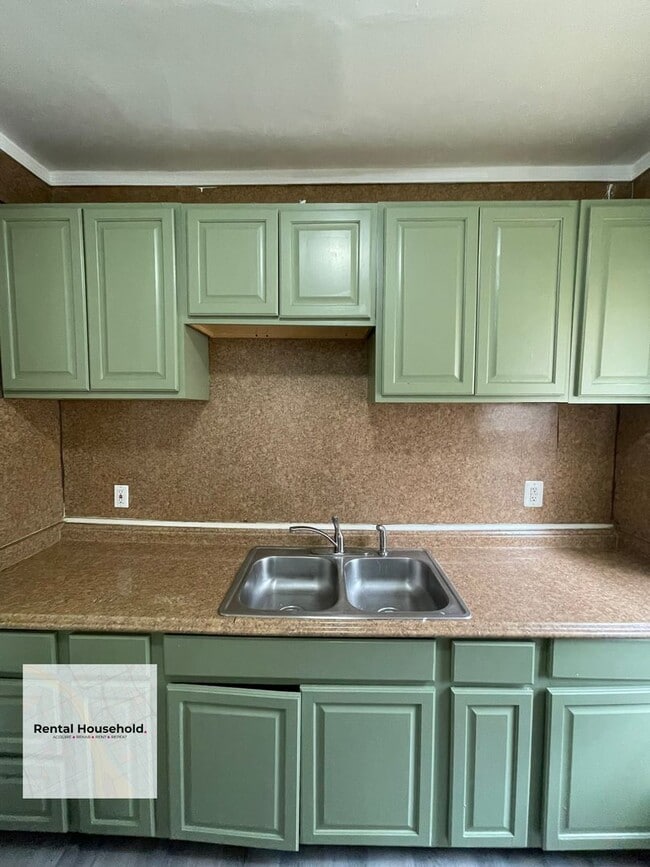 Building Photo - Huge 4 Bedroom Colonial