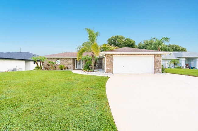 Foto del edificio - Executive Four-Bedroom Pool Home