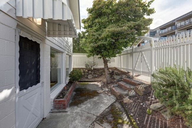 Building Photo - 529 Maple St