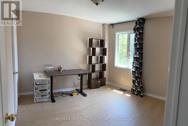 Building Photo - 453 Heddle Crescent