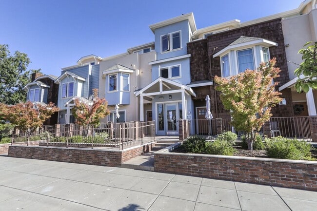 Building Photo - Open and Bright 2 bed/ 1.5 bath town-home ...