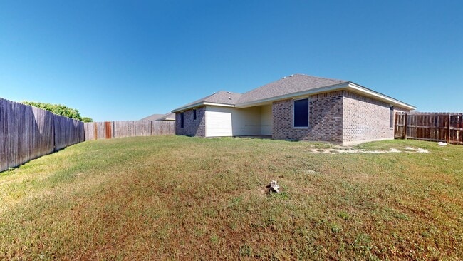 Building Photo - NO MAY RENT!!! NEW PAINT, NEW EVP FLOORING...