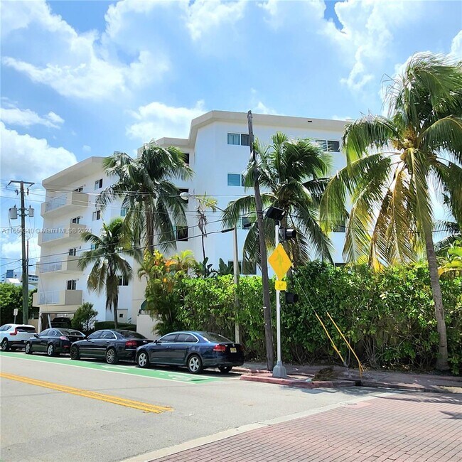 Foto del edificio - 7830 Dickens Ave