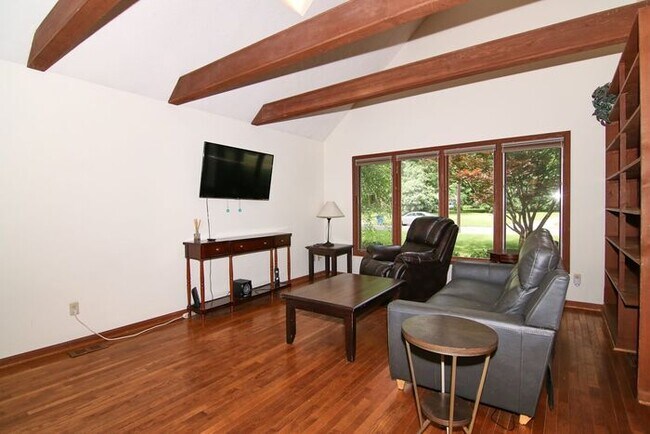 Foto del edificio - Furnished Home Blocks from Butler University!