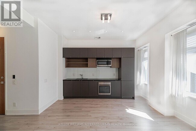 Photo du bâtiment - 111 St Clair Ave W