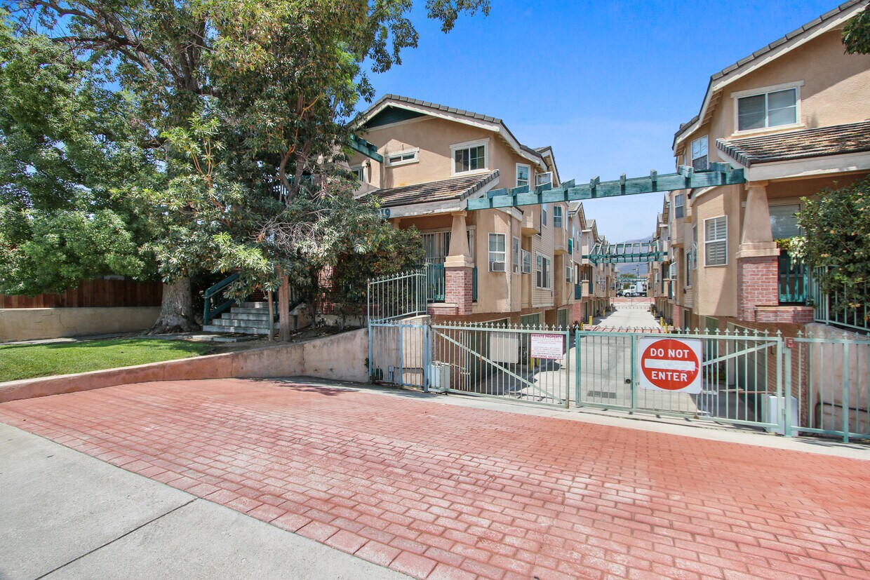 319 W Duarte Rd, Monrovia, CA 91016 Townhome Rentals in Monrovia CA