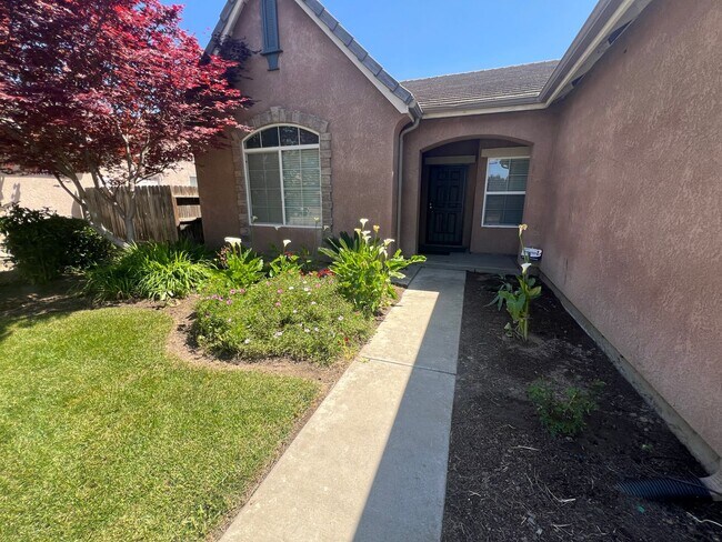 Foto del edificio - ***JUST REDUCED!!!*** Spacious 4 bedroom, ...