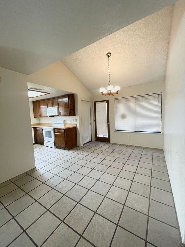 Building Photo - Charming 3-Bedroom, 2-Bathroom Home in Pri...