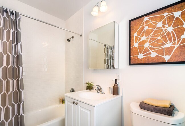 Foto del edificio - Incredible Deal - 2Bed, 1 Bath South Brookline Townhouse