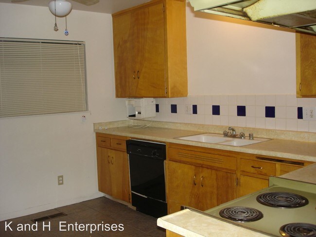 Building Photo - 950 N Villa Ave