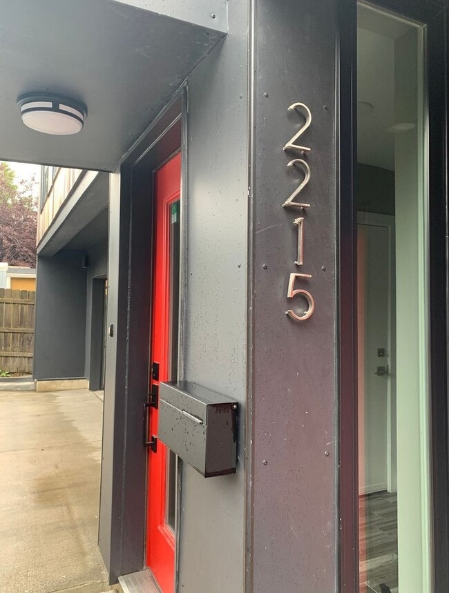 Building Photo - Beautiful Two Bedroom Condo w/ Rooftop Patio