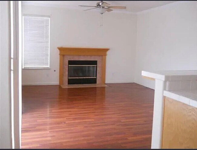 Building Photo - Freshly Painted 4-Bedroom Home