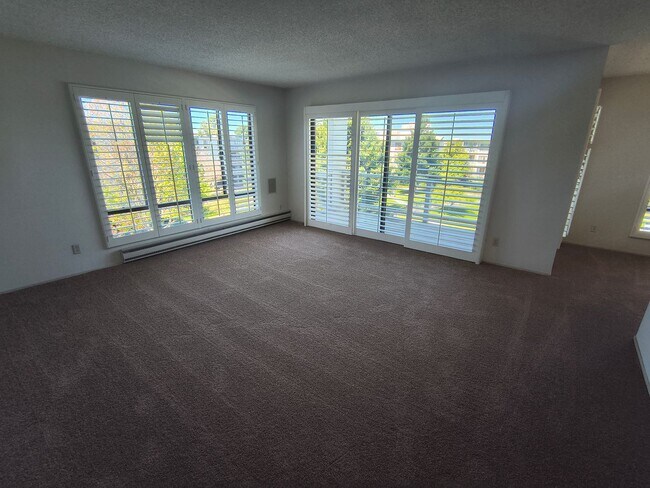 Foto del edificio - 1 BEDROOM / 1 BATH CONDO AVAILABLE AT WATERGATE COMPLEX IN EMERYVILLE!!!
