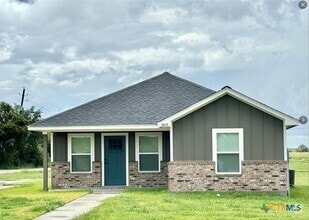 Building Photo - 3615 Hanselman Rd